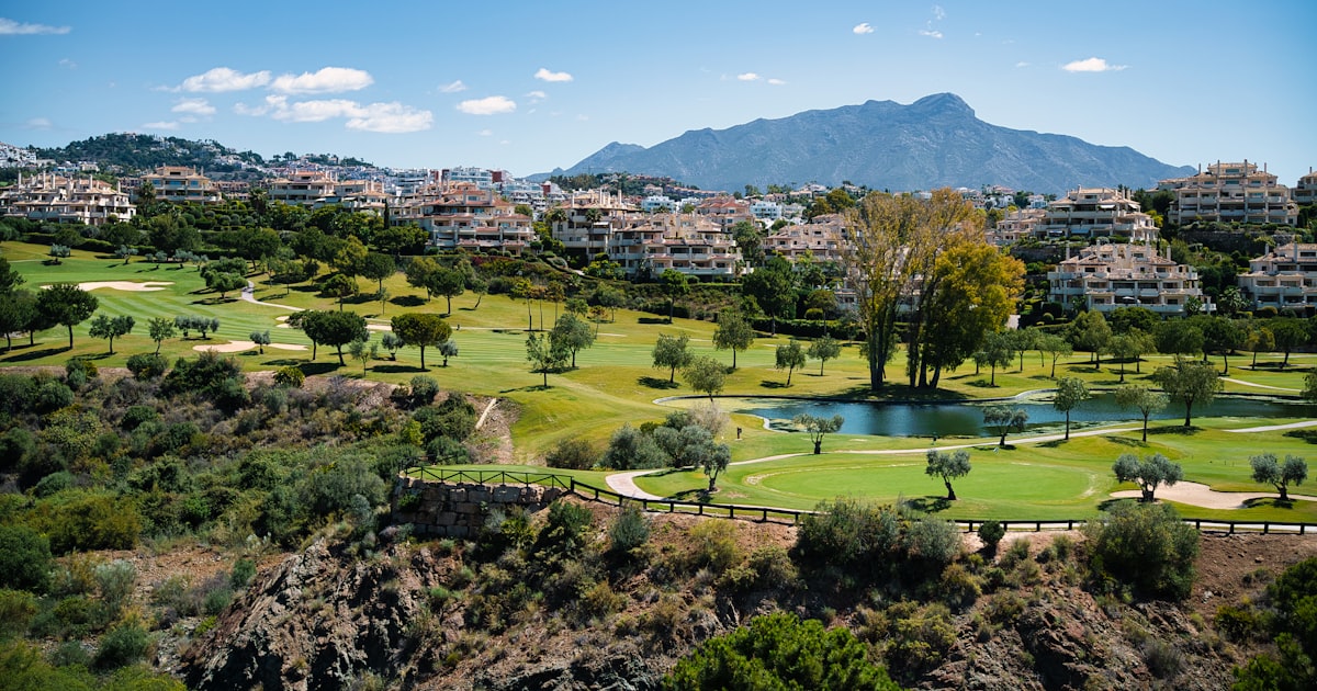 Costa del Sol Golfplatz mit Bergen im Hintergrund