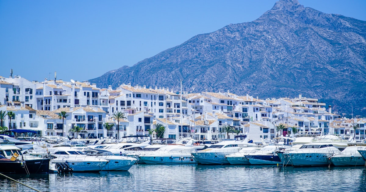 Marbella — barcos en marina con la sierra al fondo